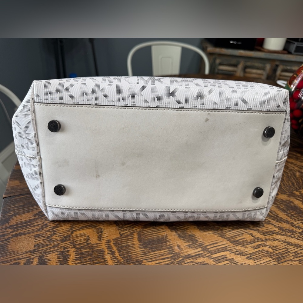 Michael Kors White and Black Logo Strap MK Tote - Picture 4 of 4
